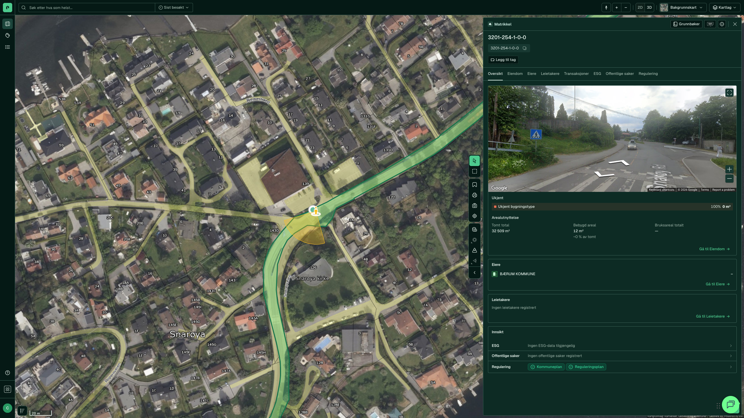 Street View i eiendomspanelet, med den gule viften på kartet som peker nordvest over tomten