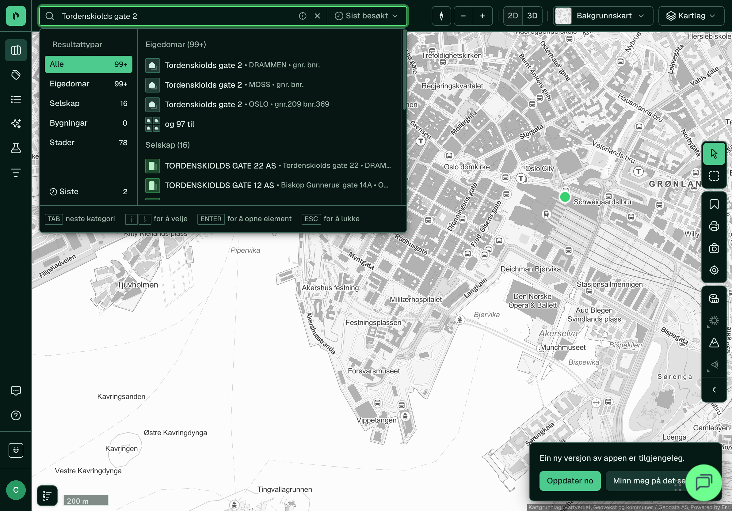 Søk etter ei adresse på iPad, med treff grupperte etter type