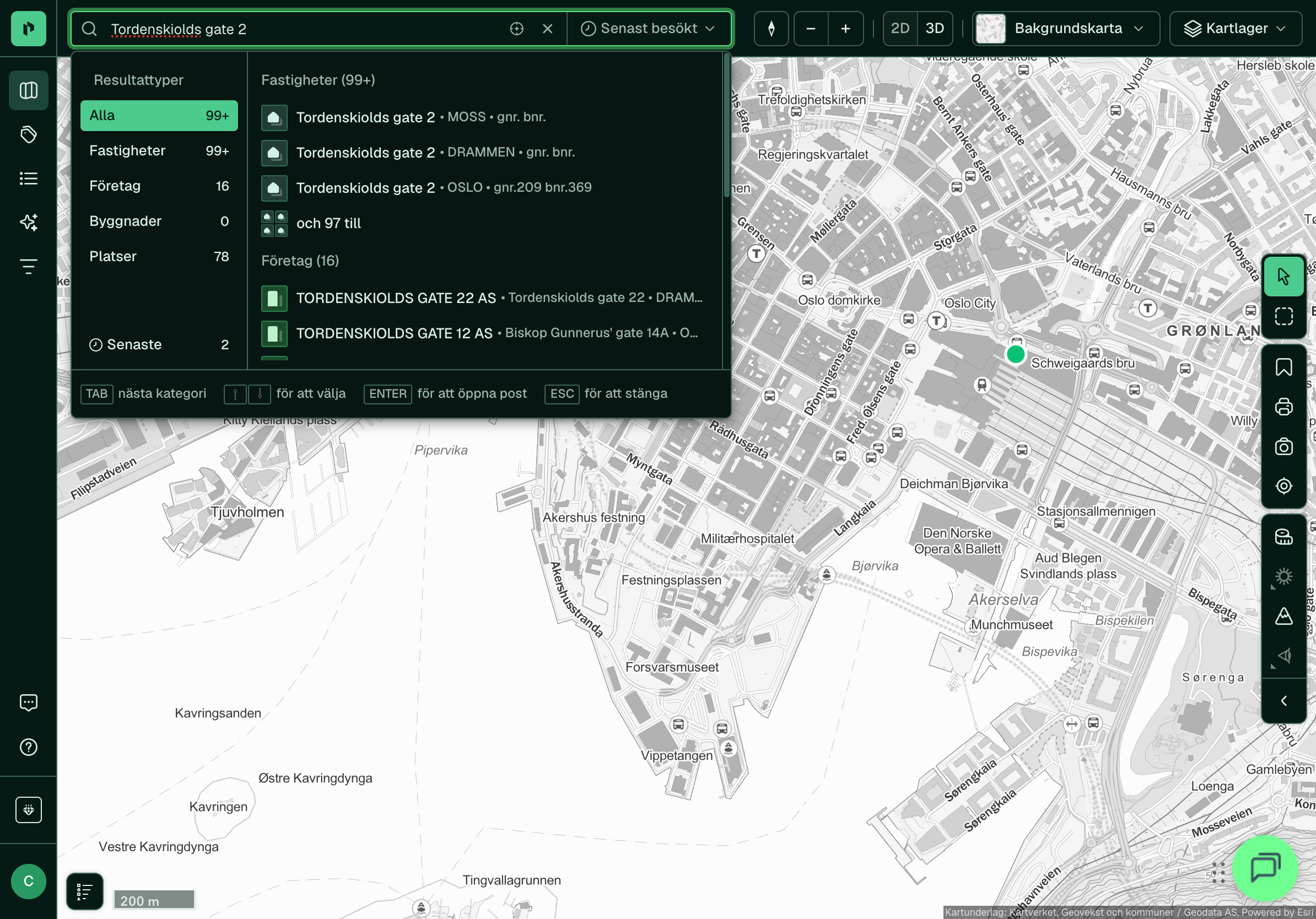 Sök efter en adress på iPad, med träffar grupperade efter typ